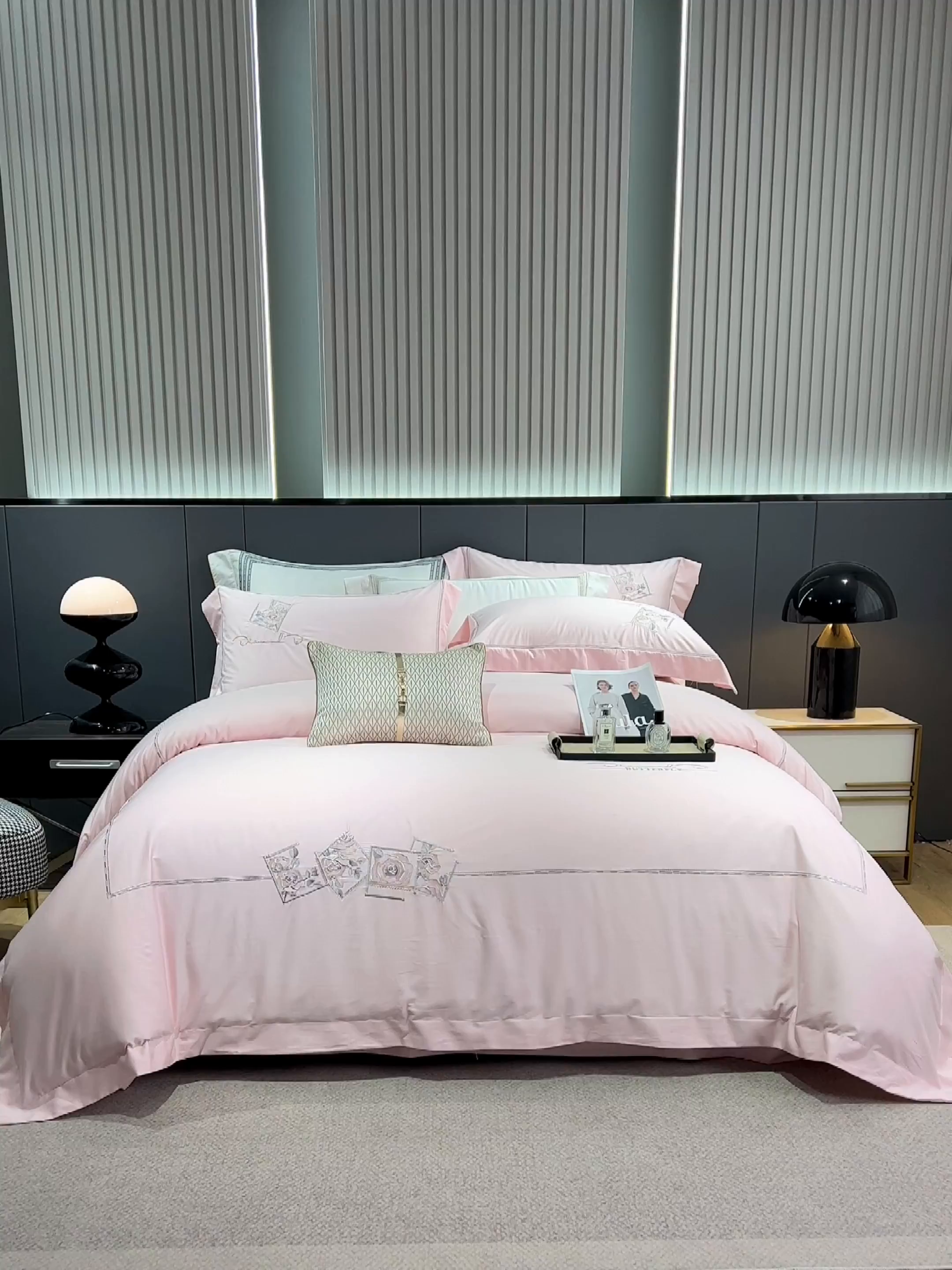 91家纺网 家纺一手货源 找家纺 浩情国际婚庆供货中心 2026新款160S春夏天丝棉高端刺绣系列四件套 诺兰-公主粉