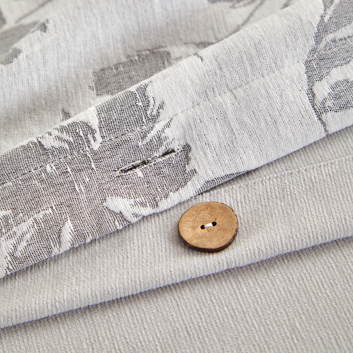 91家纺网 家纺一手货源 找家纺 咏绒家纺工厂店 2025新款雪尼尔棉绒大提花四件套 蜂鸣半夏-魅影黑