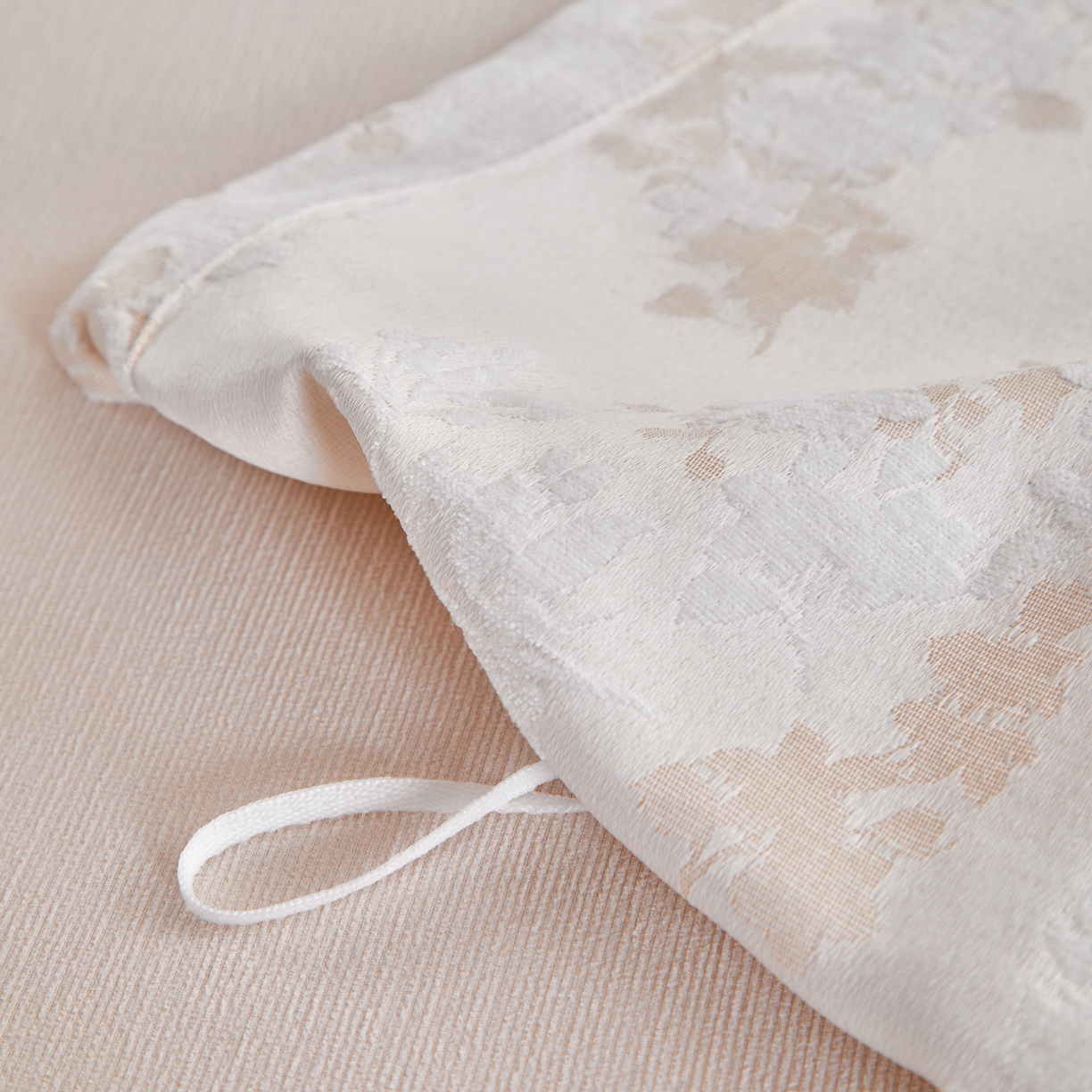 91家纺网 家纺一手货源 找家纺 咏绒家纺工厂店 2025新款雪尼尔棉绒大提花四件套 樱花雨梦-小麦色