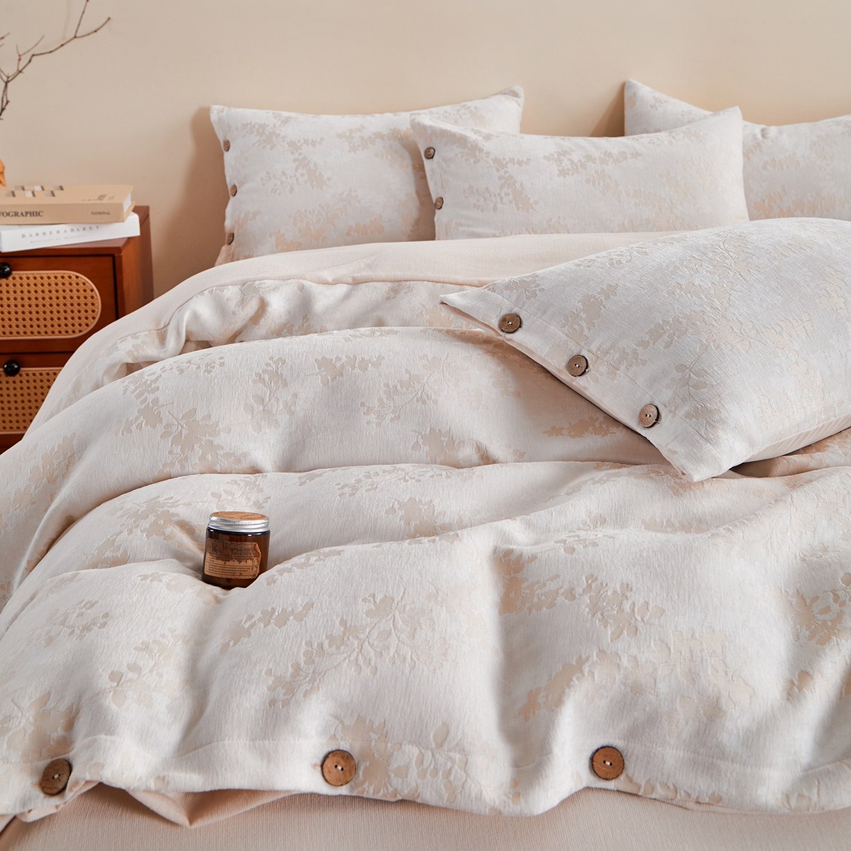 91家纺网 家纺一手货源 找家纺 咏绒家纺工厂店 2025新款雪尼尔棉绒大提花四件套 樱花雨梦-小麦色