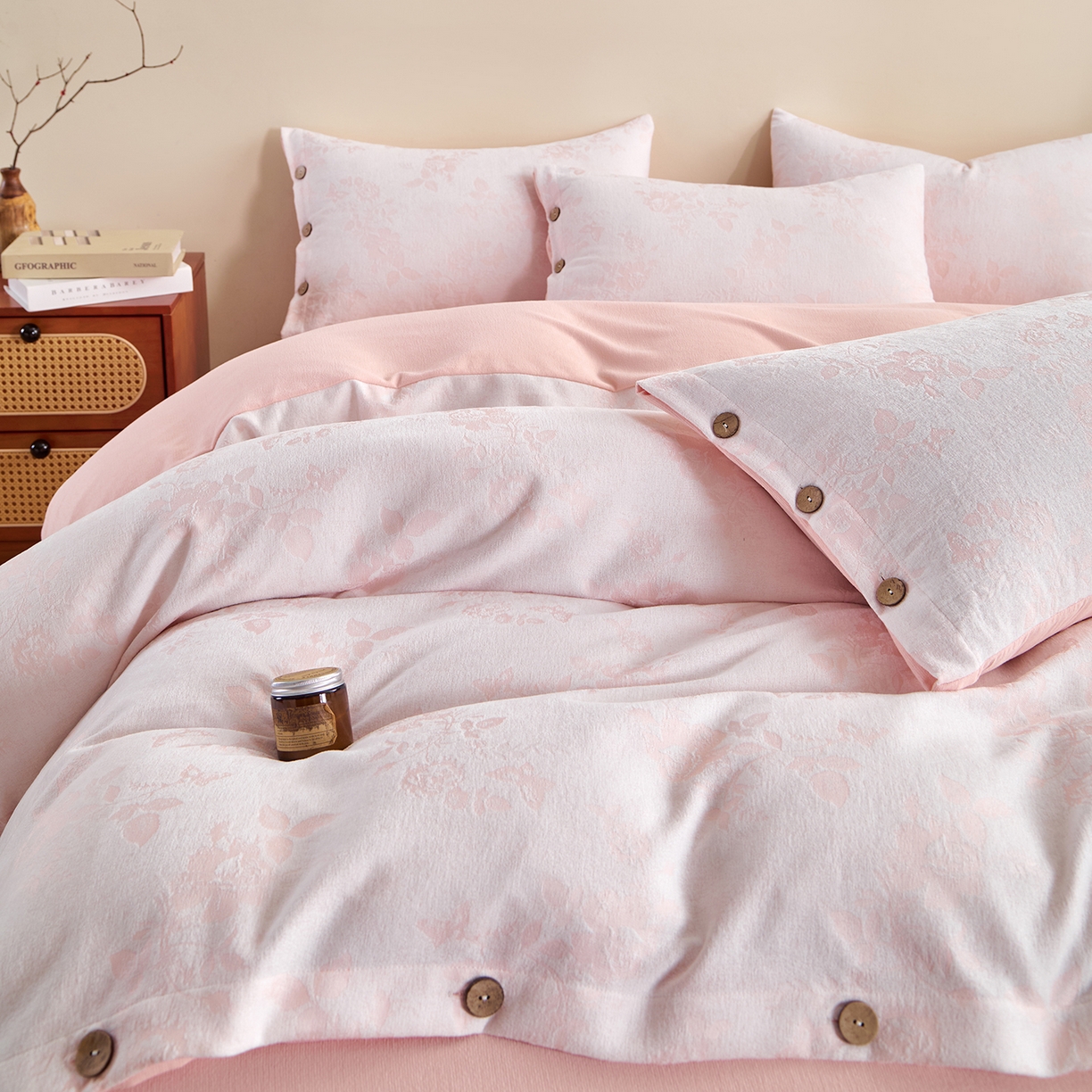 91家纺网 家纺一手货源 找家纺 咏绒家纺工厂店 2025新款雪尼尔棉绒大提花四件套 玫瑰森林-淡绯