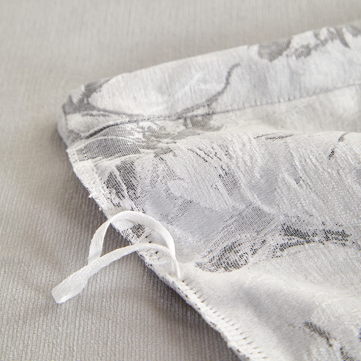 91家纺网 家纺一手货源 找家纺 咏绒家纺工厂店 2025新款雪尼尔棉绒大提花四件套 蜂鸣半夏-魅影黑