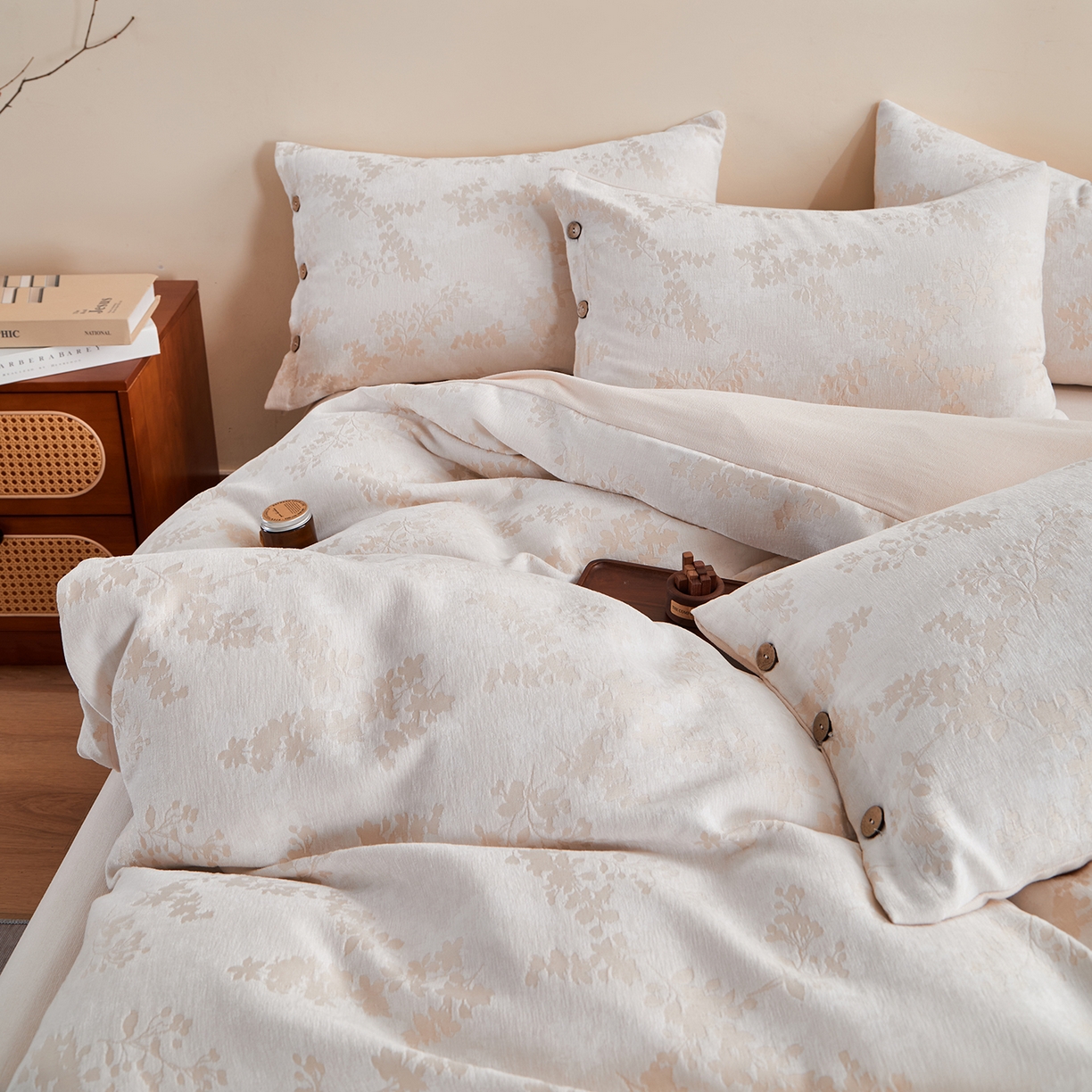 91家纺网 家纺一手货源 找家纺 咏绒家纺工厂店 2025新款雪尼尔棉绒大提花四件套 樱花雨梦-小麦色