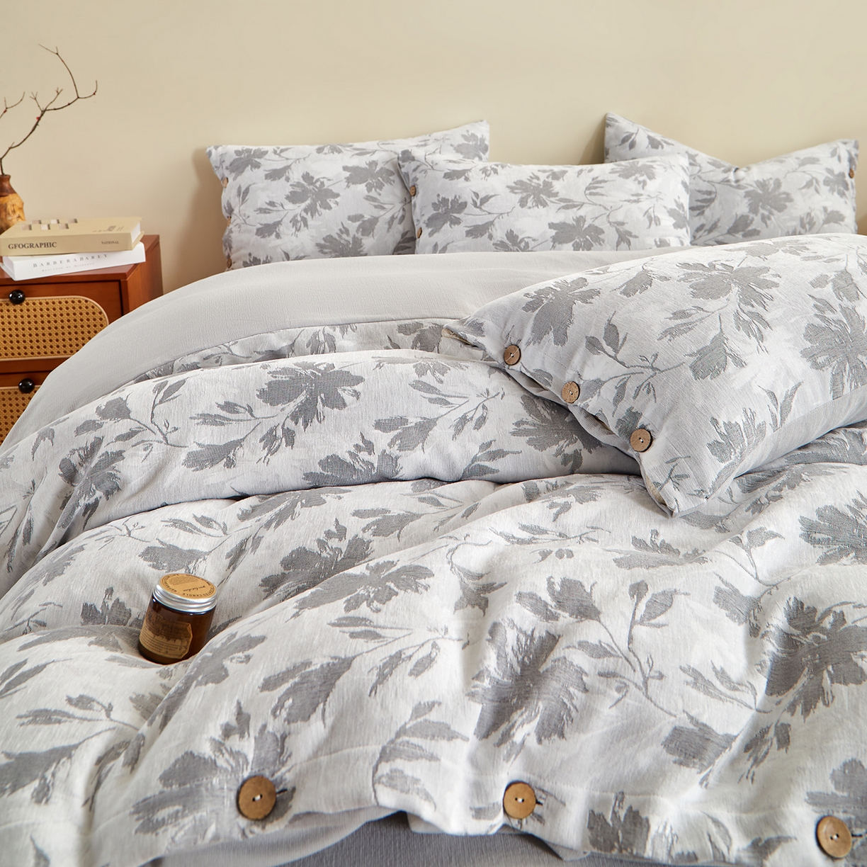 91家纺网 家纺一手货源 找家纺 咏绒家纺工厂店 2025新款雪尼尔棉绒大提花四件套 蜂鸣半夏-魅影黑