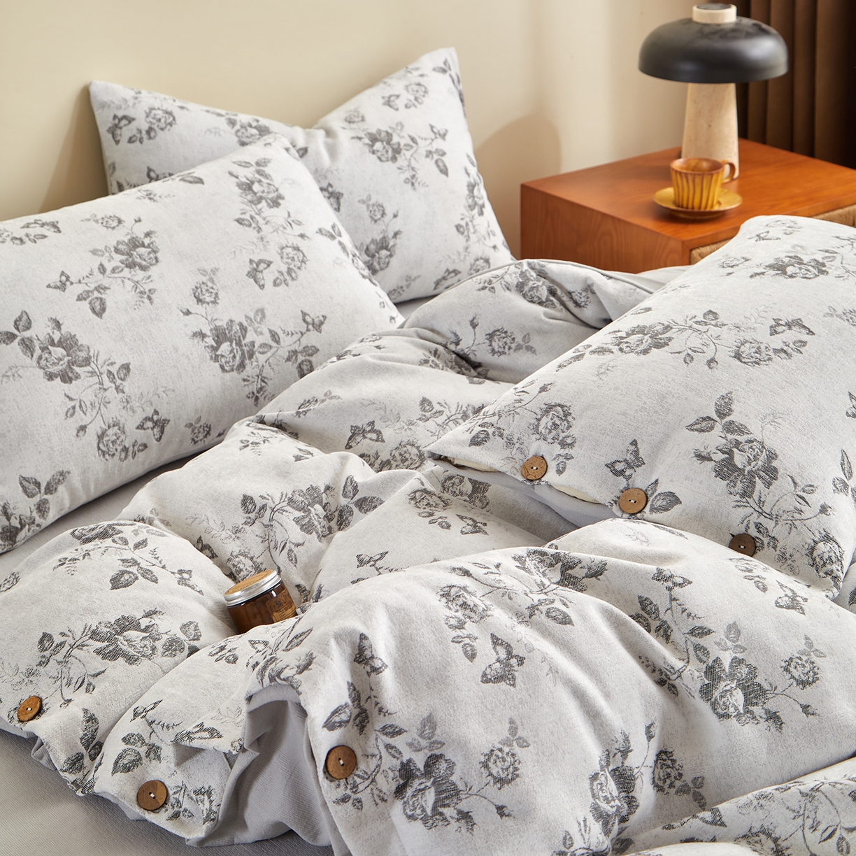 91家纺网 家纺一手货源 找家纺 咏绒家纺工厂店 2025新款雪尼尔棉绒大提花四件套 玫瑰森林-魅影黑