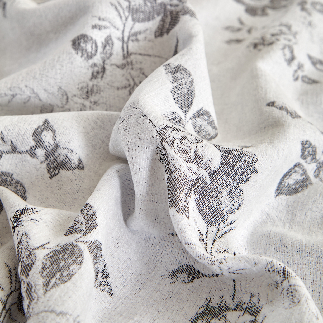 91家纺网 家纺一手货源 找家纺 咏绒家纺工厂店 2025新款雪尼尔棉绒大提花四件套 玫瑰森林-魅影黑