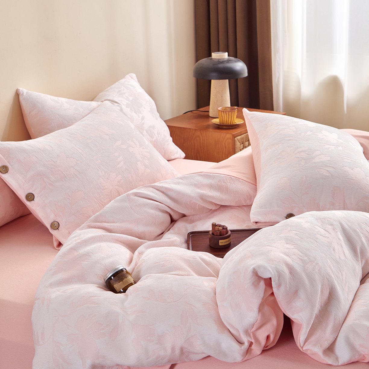 91家纺网 家纺一手货源 找家纺 咏绒家纺工厂店 2025新款雪尼尔棉绒大提花四件套 蜂鸣半夏-淡绯