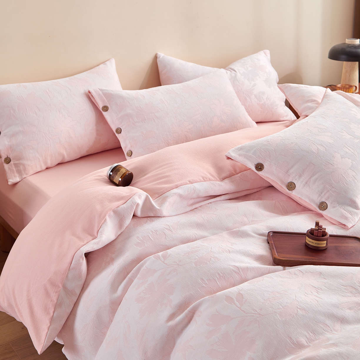 91家纺网 家纺一手货源 找家纺 咏绒家纺工厂店 2025新款雪尼尔棉绒大提花四件套 蜂鸣半夏-淡绯