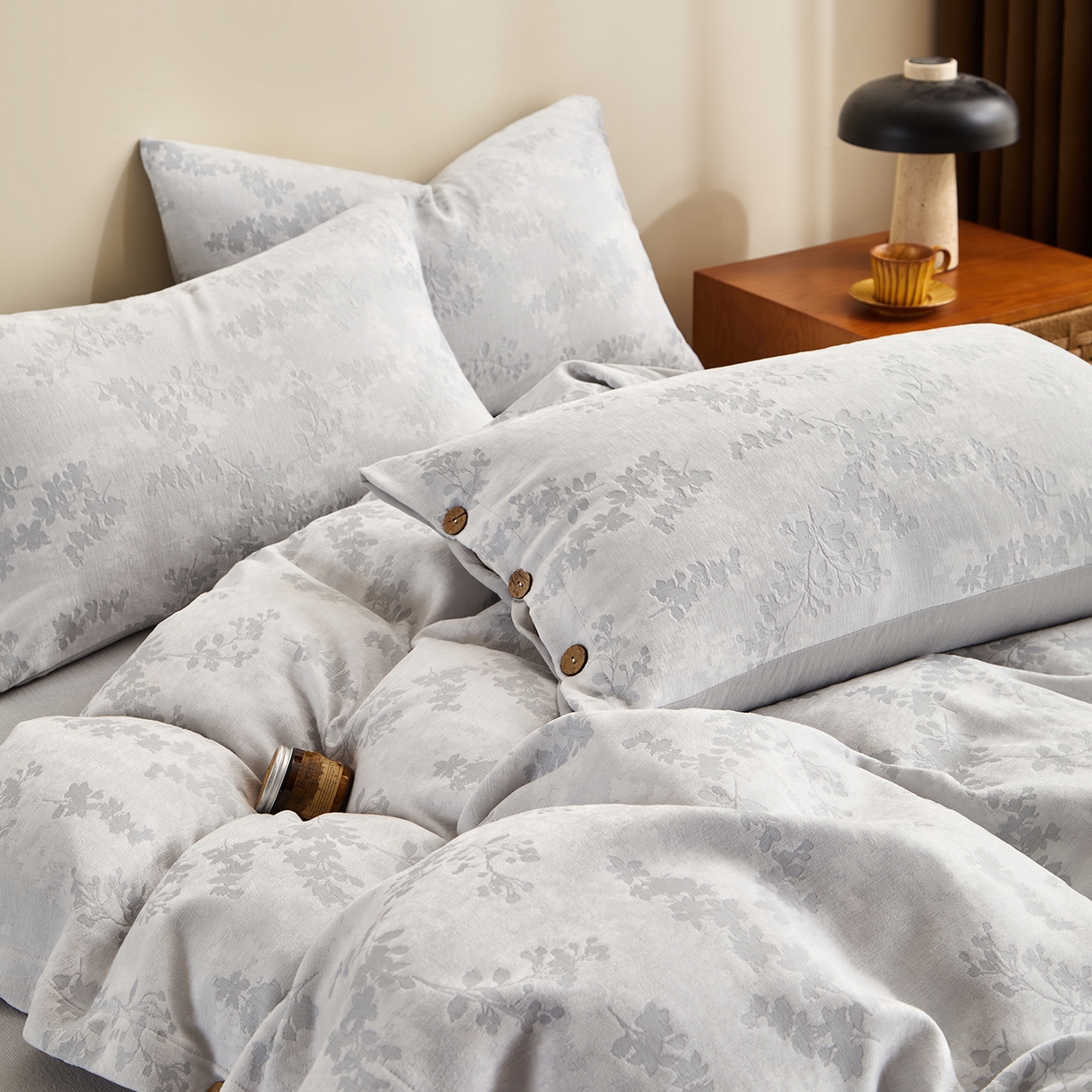 91家纺网 家纺一手货源 找家纺 咏绒家纺工厂店 2025新款雪尼尔棉绒大提花四件套 樱花雨梦-兰灰