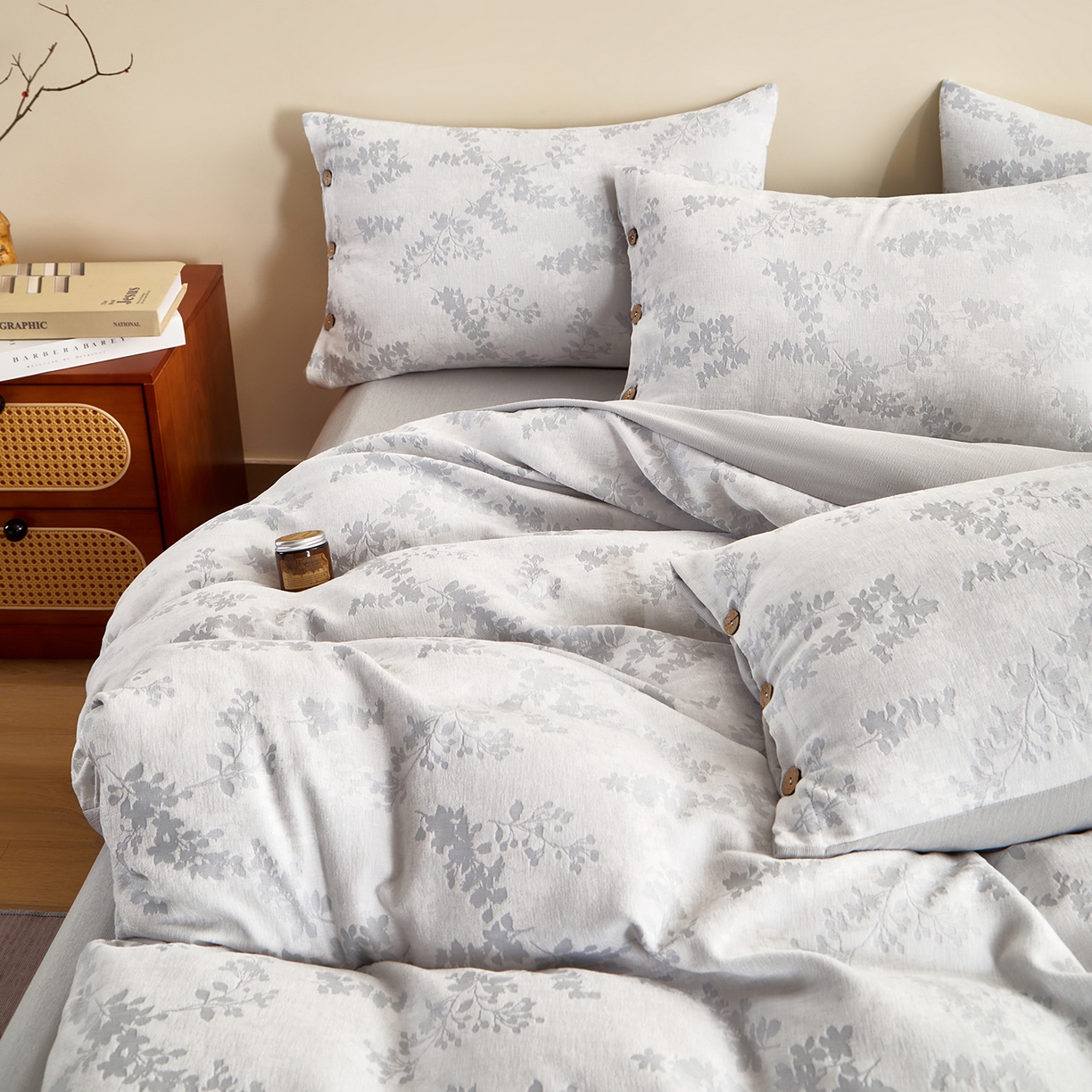 91家纺网 家纺一手货源 找家纺 咏绒家纺工厂店 2025新款雪尼尔棉绒大提花四件套 樱花雨梦-兰灰