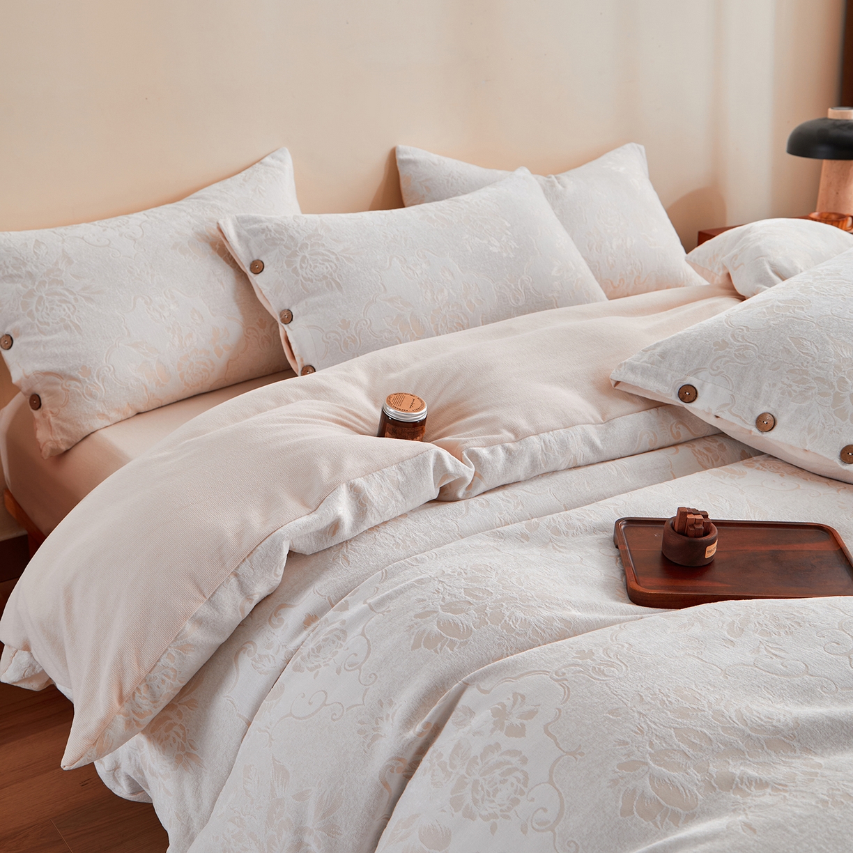 91家纺网 家纺一手货源 找家纺 咏绒家纺工厂店 2025新款雪尼尔棉绒大提花四件套 小茉莉-小麦色