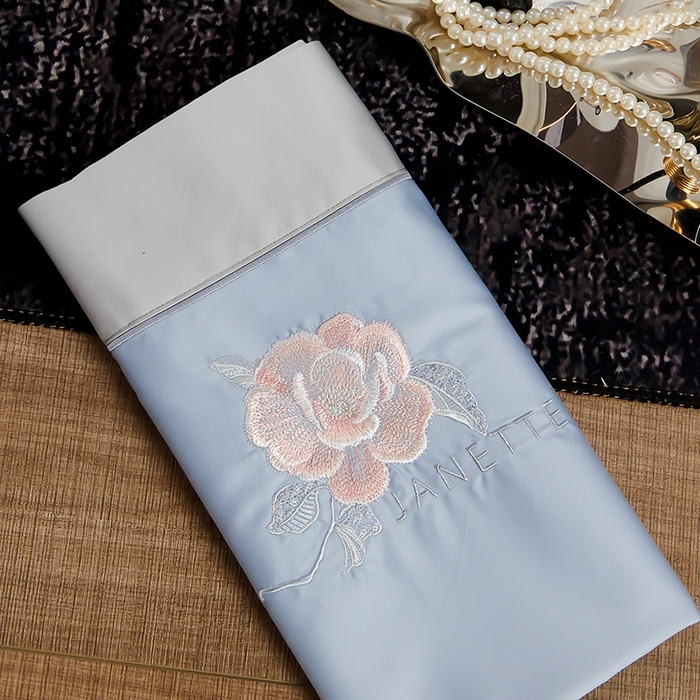 91家纺网 家纺一手货源 找家纺 浩情国际婚庆供货中心 2026新款180支长绒棉重工刺绣四件套 玛格利特-天空兰