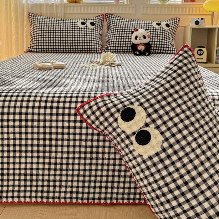 91家纺网 家纺一手货源 找家纺 格真 2025新款无印风贝壳绣三角针牛奶绒床盖三件套大眼萌枕套双面可用 黑白小格