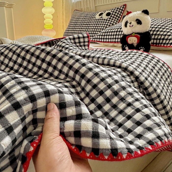 91家纺网 家纺一手货源 找家纺 格真 2025新款无印风贝壳绣三角针牛奶绒床盖三件套大眼萌枕套双面可用 黑白小格