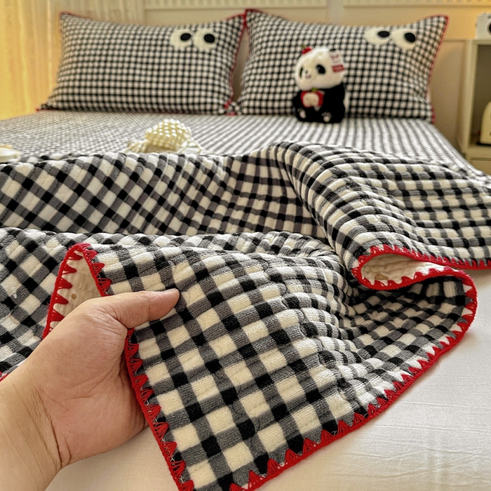 91家纺网 家纺一手货源 找家纺 格真 2025新款无印风贝壳绣三角针牛奶绒床盖三件套大眼萌枕套双面可用 黑白小格