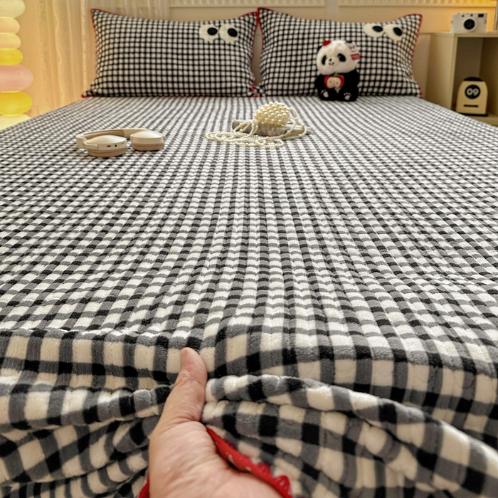 格真 2025新款无印风贝壳绣三角针牛奶绒床盖三件套大眼萌枕套双面可用 黑白小格