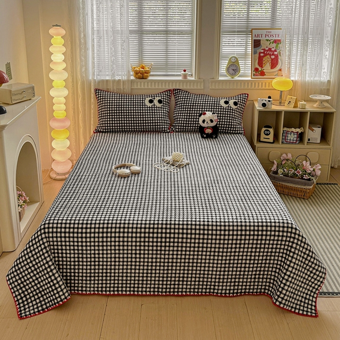 91家纺网 家纺一手货源 找家纺 格真 2025新款无印风贝壳绣三角针牛奶绒床盖三件套大眼萌枕套双面可用 黑白小格