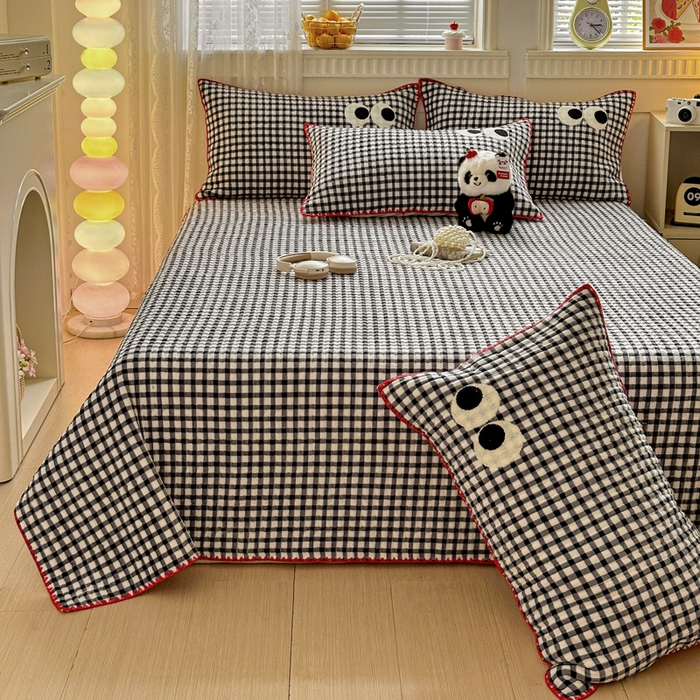 91家纺网 家纺一手货源 找家纺 格真 2025新款无印风贝壳绣三角针牛奶绒床盖三件套大眼萌枕套双面可用 黑白小格