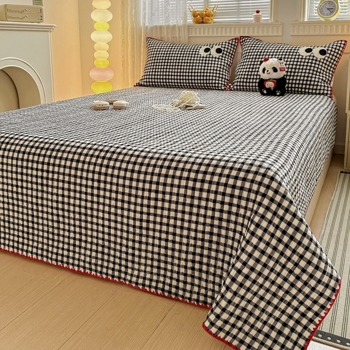 91家纺网 家纺一手货源 找家纺 格真 2025新款无印风贝壳绣三角针牛奶绒床盖三件套大眼萌枕套双面可用 黑白小格