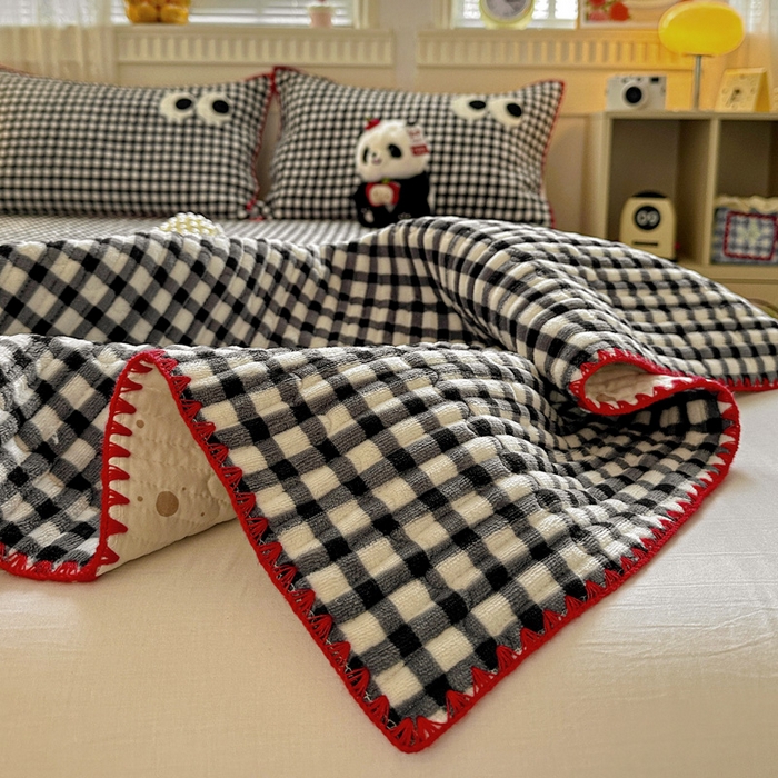 91家纺网 家纺一手货源 找家纺 格真 2025新款无印风贝壳绣三角针牛奶绒床盖三件套大眼萌枕套双面可用 黑白小格