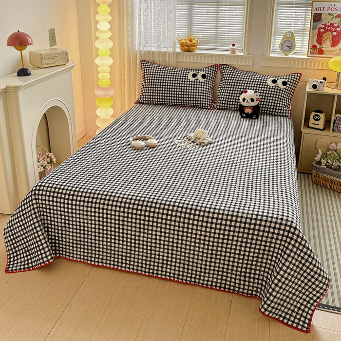 91家纺网 家纺一手货源 找家纺 格真 2025新款无印风贝壳绣三角针牛奶绒床盖三件套大眼萌枕套双面可用 黑白小格