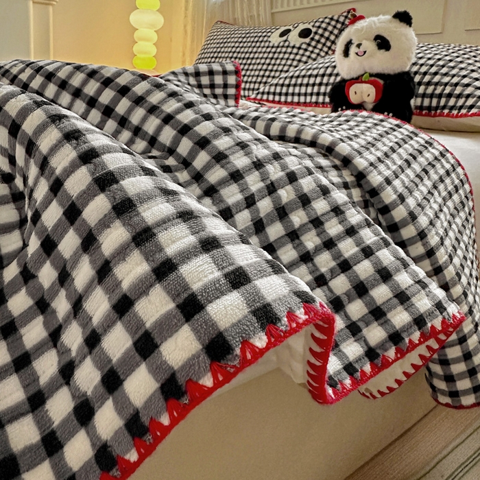 91家纺网 家纺一手货源 找家纺 格真 2025新款无印风贝壳绣三角针牛奶绒床盖三件套大眼萌枕套双面可用 黑白小格