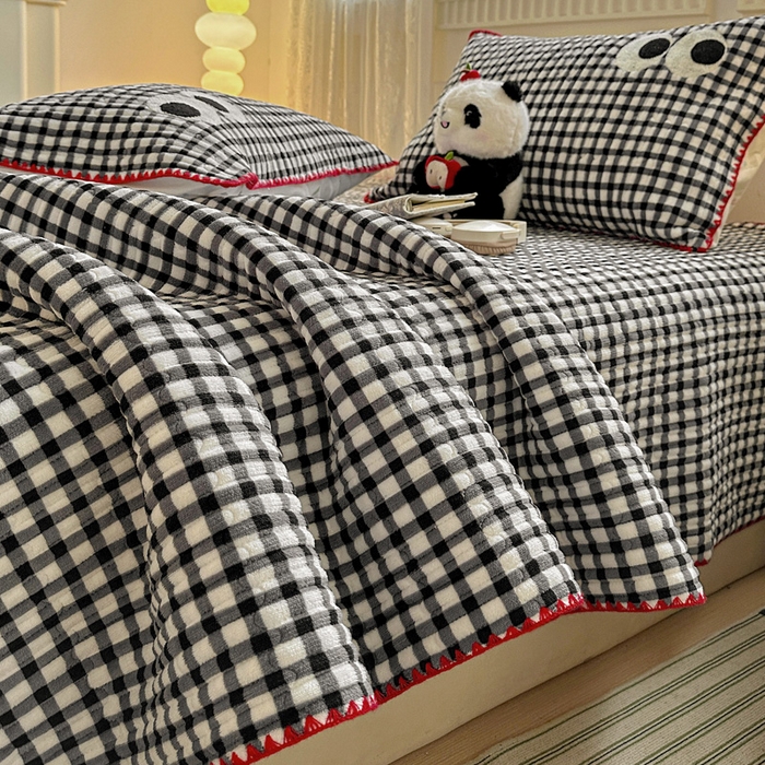 91家纺网 家纺一手货源 找家纺 格真 2025新款无印风贝壳绣三角针牛奶绒床盖三件套大眼萌枕套双面可用 黑白小格