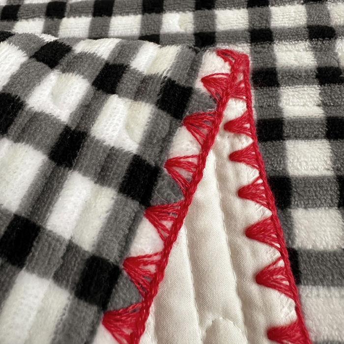 91家纺网 家纺一手货源 找家纺 格真 2025新款无印风贝壳绣三角针牛奶绒床盖三件套大眼萌枕套双面可用 黑白小格