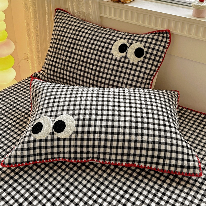 格真 2025新款无印风贝壳绣三角针牛奶绒床盖三件套大眼萌枕套 黑白小格