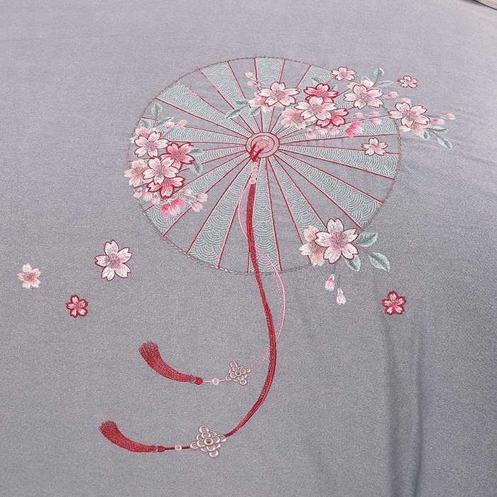 91家纺网 家纺一手货源 找家纺 浩情国际婚庆供货中心 2026四季新品120S全棉斜纹加厚磨毛高端刺绣四件套 浪漫樱花-高级灰