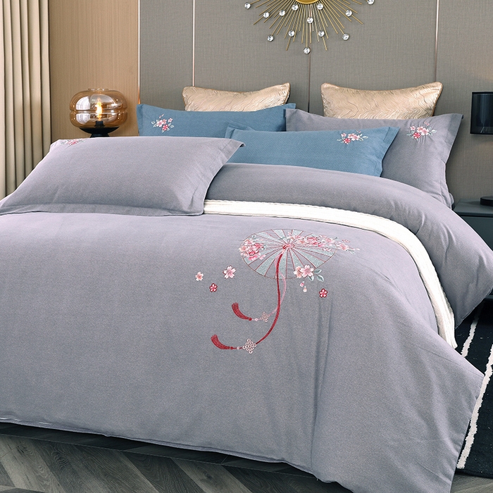 91家纺网 家纺一手货源 找家纺 浩情国际婚庆供货中心 2026四季新品120S全棉斜纹加厚磨毛高端刺绣四件套 浪漫樱花-高级灰