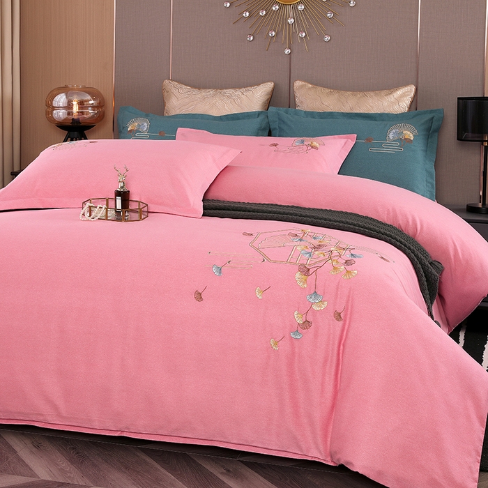 91家纺网 家纺一手货源 找家纺 浩情国际婚庆供货中心 2026四季新品120S全棉斜纹加厚磨毛高端刺绣四件套 维也纳-公主粉