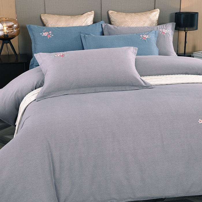 91家纺网 家纺一手货源 找家纺 浩情国际婚庆供货中心 2026四季新品120S全棉斜纹加厚磨毛高端刺绣四件套 浪漫樱花-高级灰