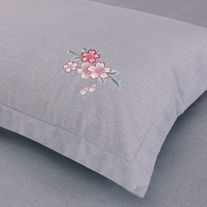 91家纺网 家纺一手货源 找家纺 浩情国际婚庆供货中心 2026四季新品120S全棉斜纹加厚磨毛高端刺绣四件套 浪漫樱花-高级灰