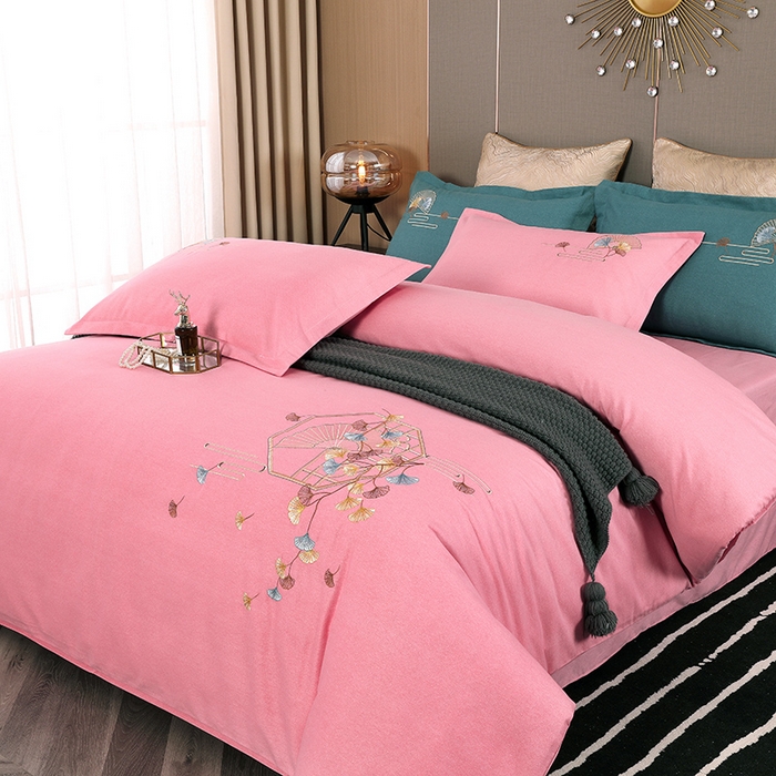 91家纺网 家纺一手货源 找家纺 浩情国际婚庆供货中心 2026四季新品120S全棉斜纹加厚磨毛高端刺绣四件套 维也纳-公主粉