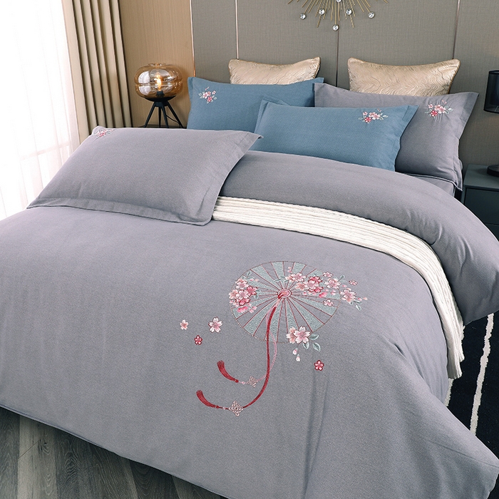 91家纺网 家纺一手货源 找家纺 浩情国际婚庆供货中心 2026四季新品120S全棉斜纹加厚磨毛高端刺绣四件套 浪漫樱花-高级灰