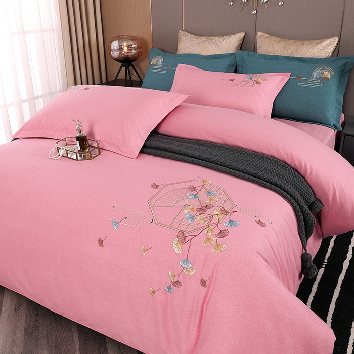 91家纺网 家纺一手货源 找家纺 浩情国际婚庆供货中心 2026四季新品120S全棉斜纹加厚磨毛高端刺绣四件套 维也纳-公主粉