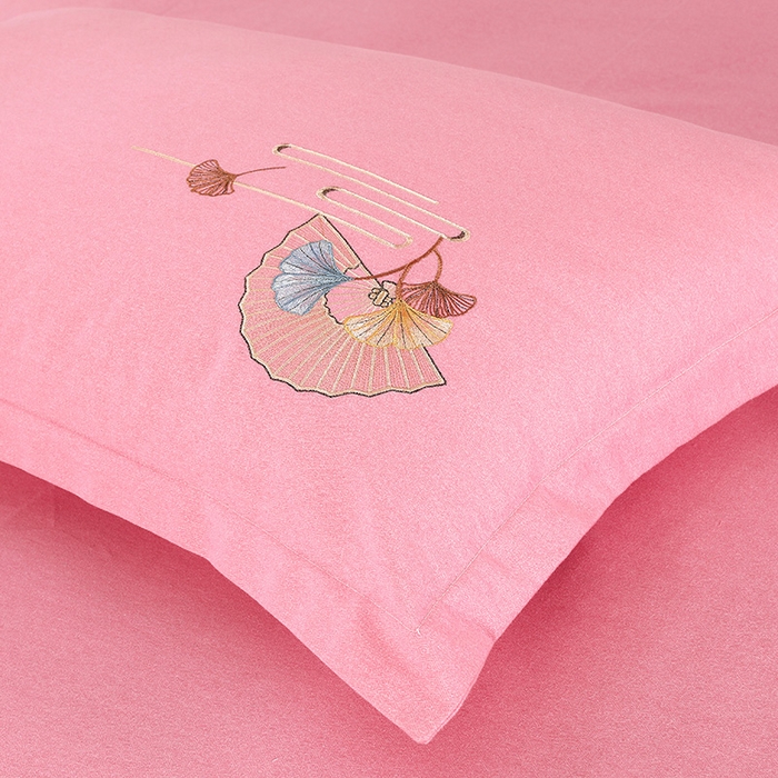 91家纺网 家纺一手货源 找家纺 浩情国际婚庆供货中心 2026四季新品120S全棉斜纹加厚磨毛高端刺绣四件套 维也纳-公主粉