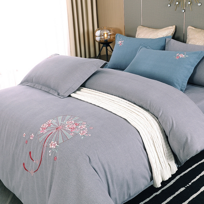 91家纺网 家纺一手货源 找家纺 浩情国际婚庆供货中心 2026四季新品120S全棉斜纹加厚磨毛高端刺绣四件套 浪漫樱花-高级灰