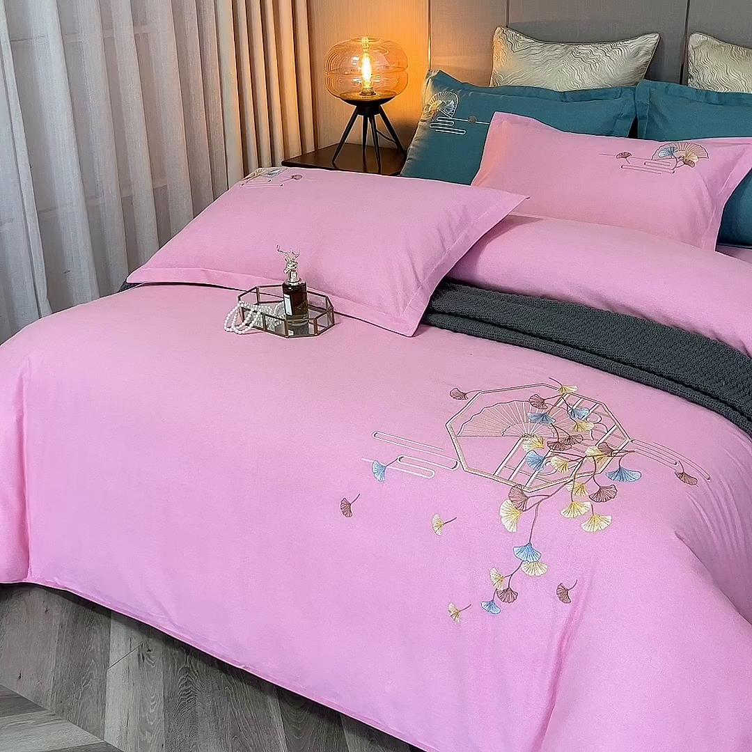 91家纺网 家纺一手货源 找家纺 浩情国际婚庆供货中心 2026四季新品120S全棉斜纹加厚磨毛高端刺绣四件套 维也纳-公主粉