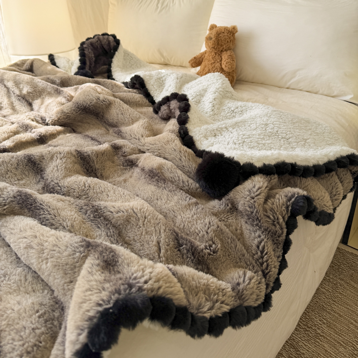 91家纺网 家纺一手货源 找家纺 （总）潮邦创意家居 2025新款背印兔兔绒波纹花边球毯-云绒黑珠系列