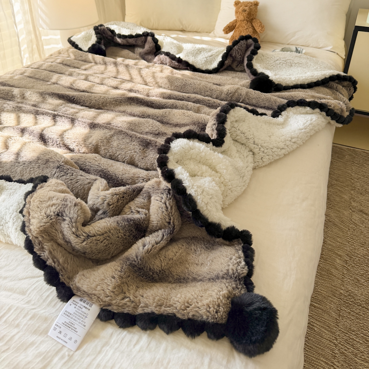91家纺网 家纺一手货源 找家纺 （总）潮邦创意家居 2025新款背印兔兔绒波纹花边球毯-云绒黑珠系列