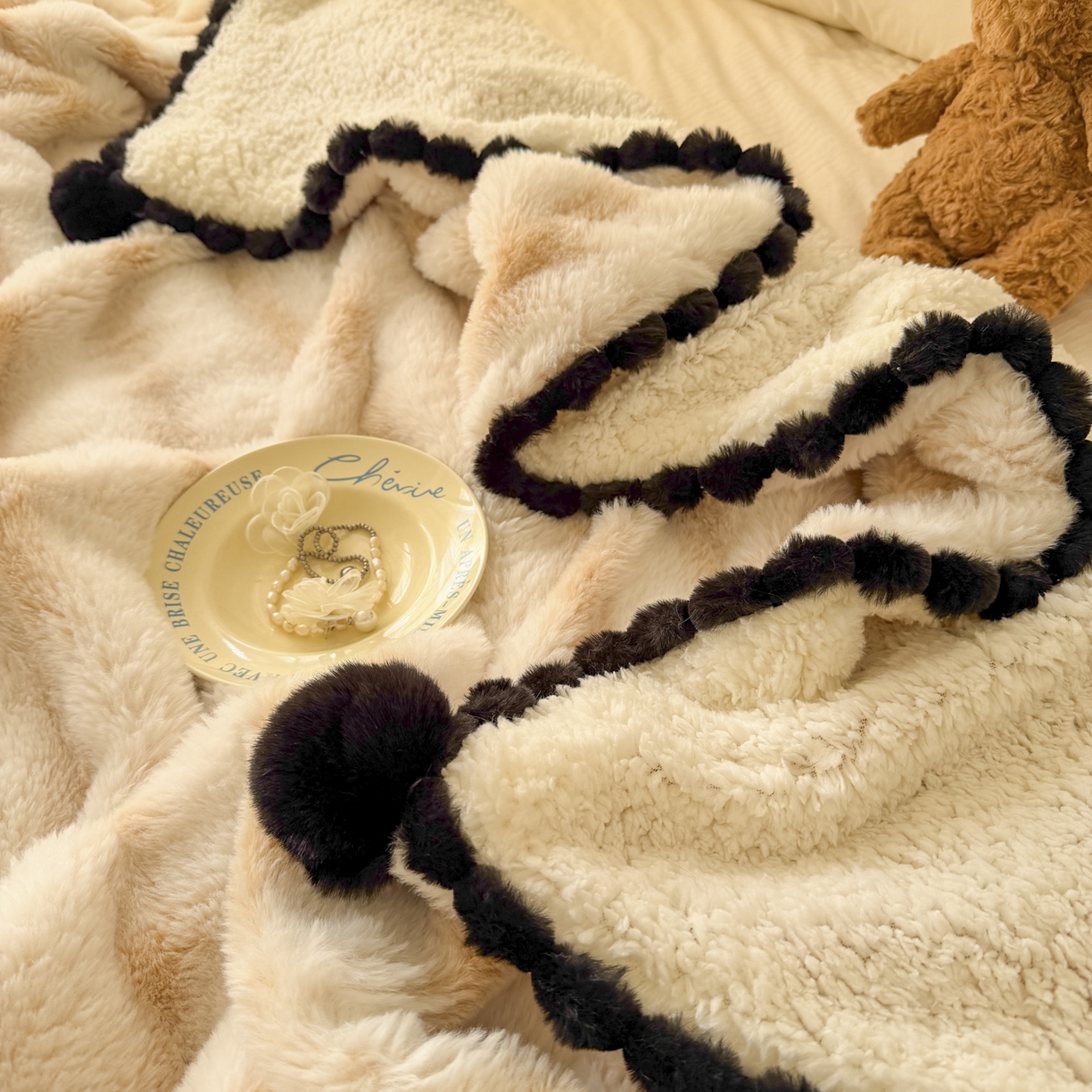 91家纺网 家纺一手货源 找家纺 潮邦创意家居 2025新款背印兔兔绒波纹花边球毯-云绒黑珠系列 云绒黑珠-浅驼