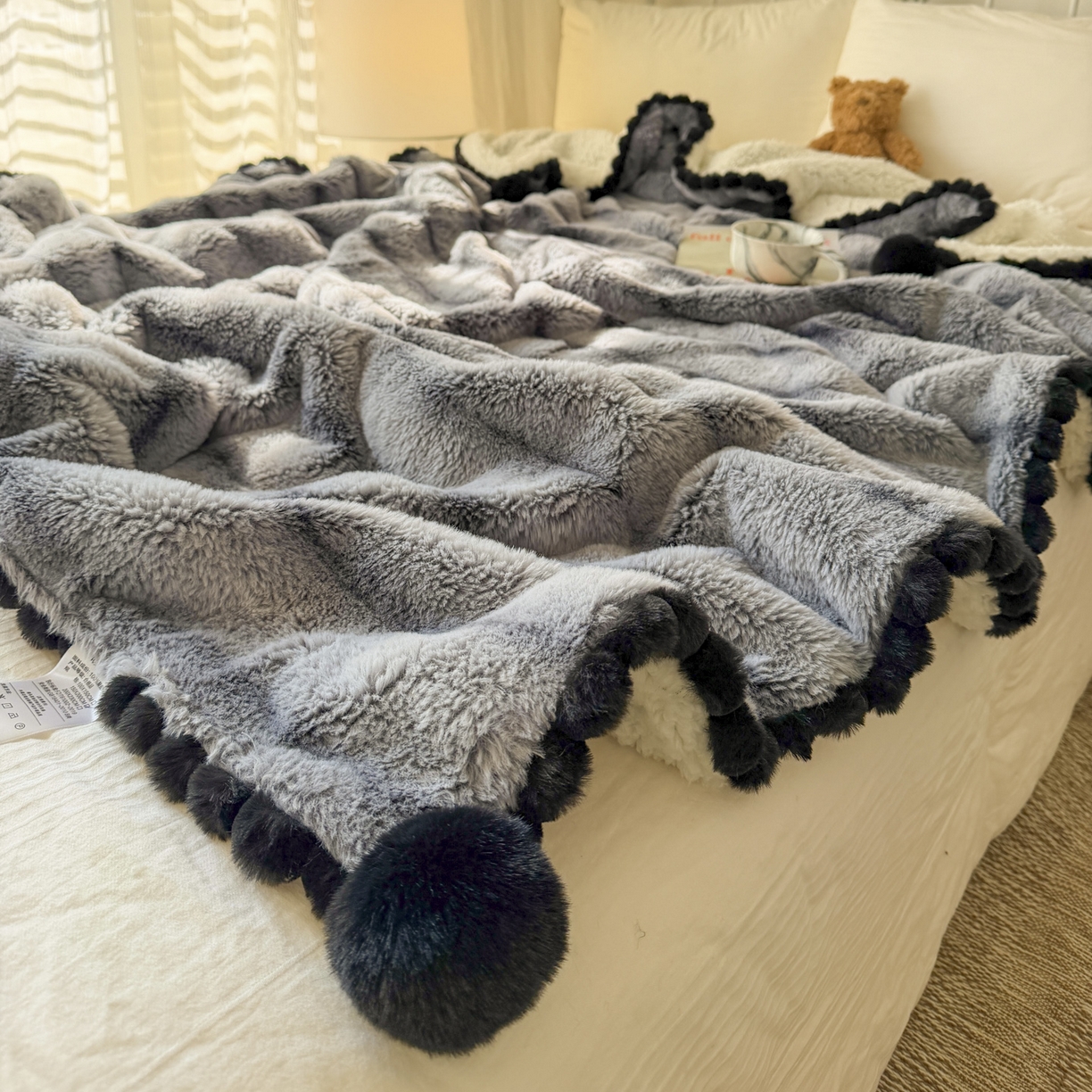 91家纺网 家纺一手货源 找家纺 潮邦创意家居 2025新款背印兔兔绒波纹花边球毯-云绒黑珠系列 云绒黑珠-椰灰