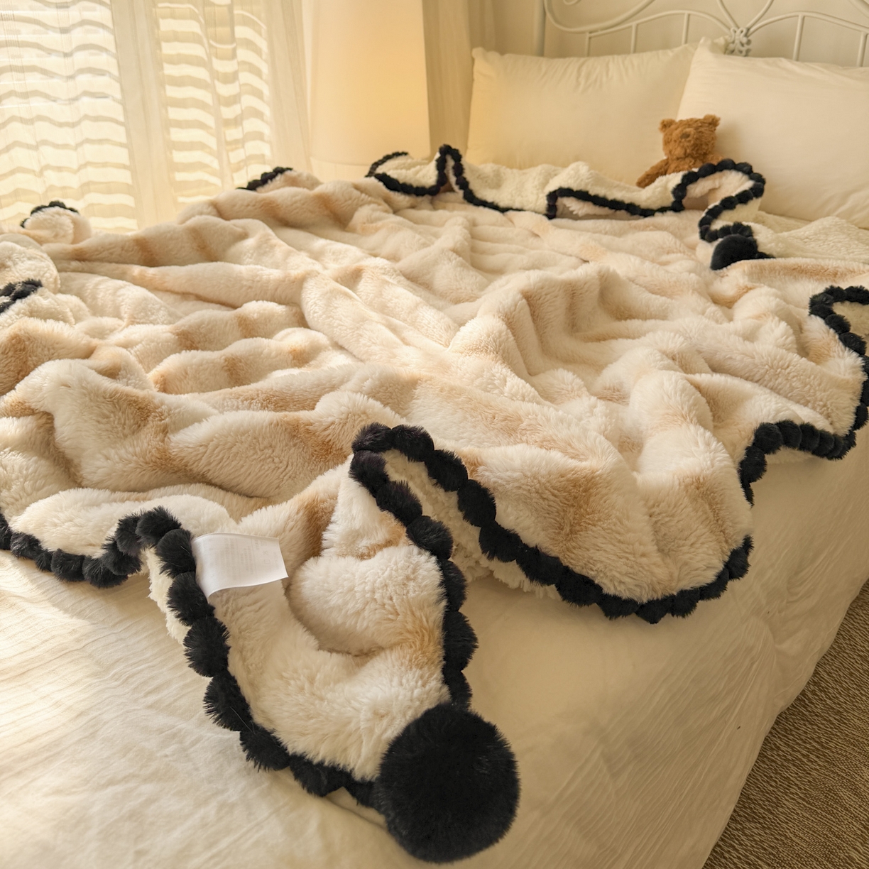 91家纺网 家纺一手货源 找家纺 潮邦创意家居 2025新款背印兔兔绒波纹花边球毯-云绒黑珠系列 云绒黑珠-浅驼