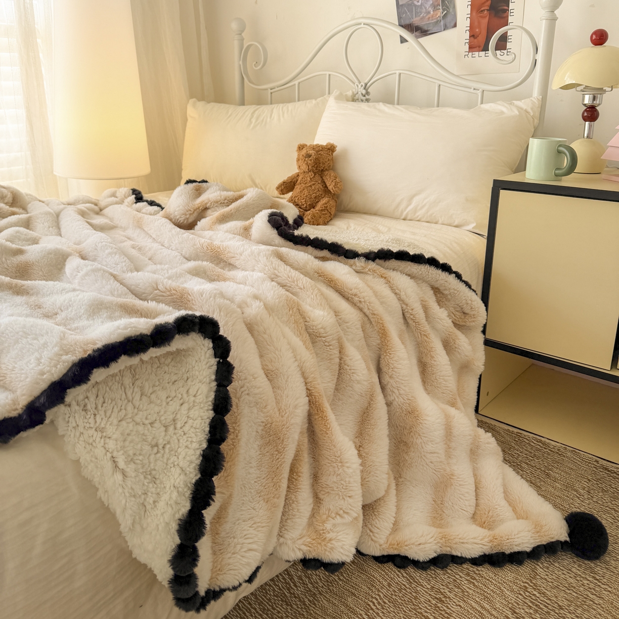 91家纺网 家纺一手货源 找家纺 （总）潮邦创意家居 2025新款背印兔兔绒波纹花边球毯-云绒黑珠系列