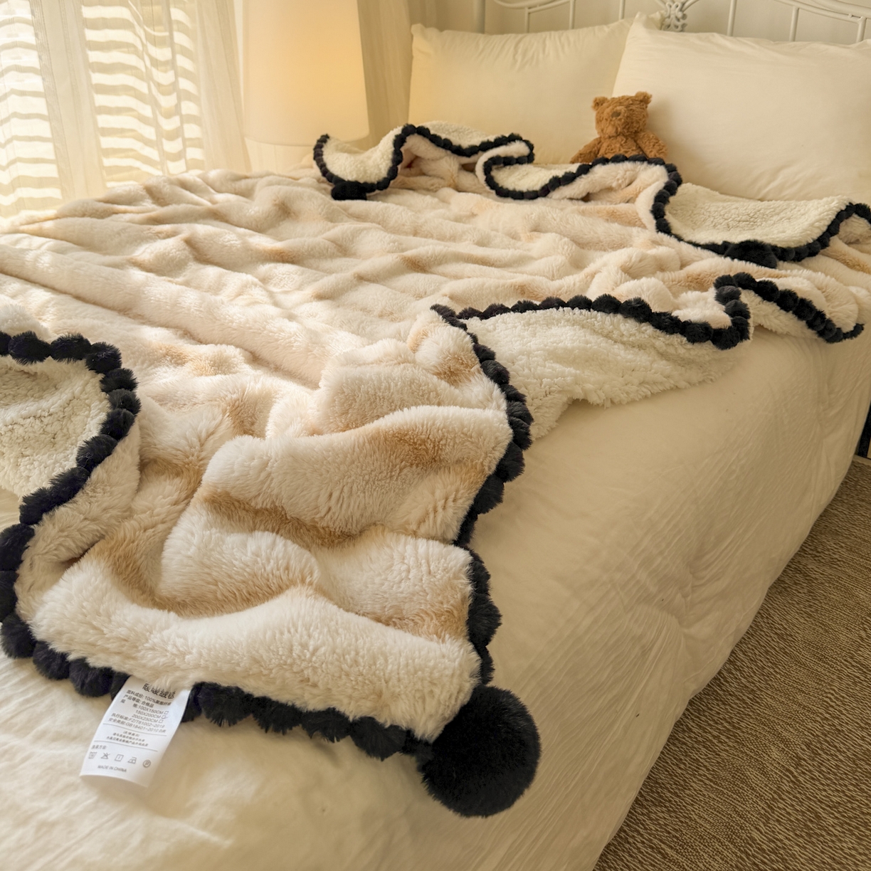 91家纺网 家纺一手货源 找家纺 潮邦创意家居 2025新款背印兔兔绒波纹花边球毯-云绒黑珠系列 云绒黑珠-浅驼