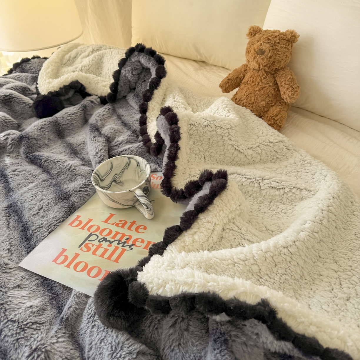 91家纺网 家纺一手货源 找家纺 潮邦创意家居 2025新款背印兔兔绒波纹花边球毯-云绒黑珠系列 云绒黑珠-椰灰