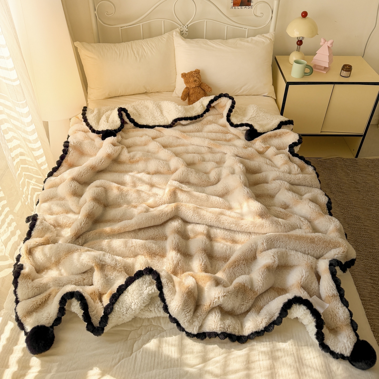 91家纺网 家纺一手货源 找家纺 潮邦创意家居 2025新款背印兔兔绒波纹花边球毯-云绒黑珠系列 云绒黑珠-浅驼