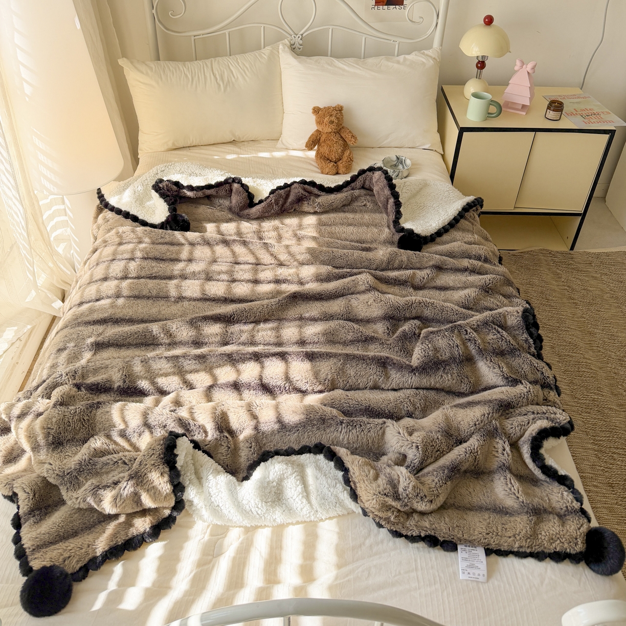 91家纺网 家纺一手货源 找家纺 （总）潮邦创意家居 2025新款背印兔兔绒波纹花边球毯-云绒黑珠系列